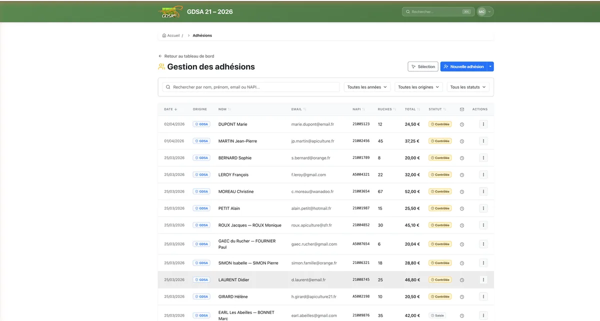 Interface de gestion des adhésions — liste avec filtres, statuts et actions